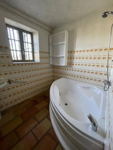 Belle bâtisse en pierre A RENOVER