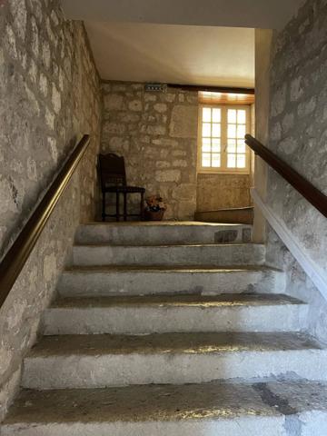 Belle bâtisse en pierre A RENOVER