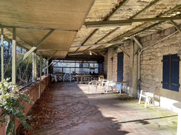 Belle bâtisse en pierre A RENOVER