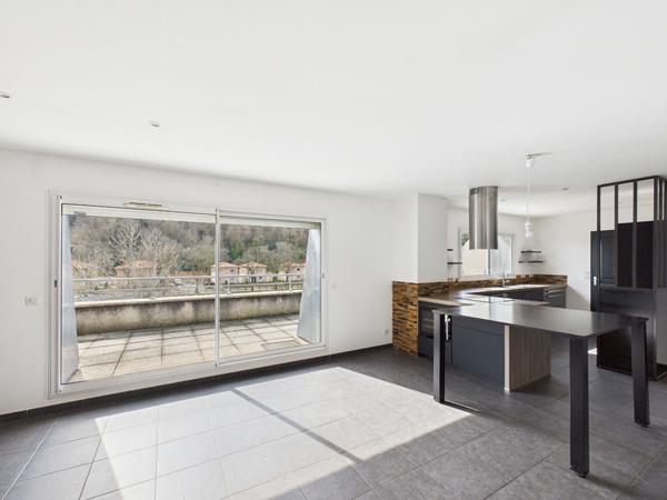 APPARTEMENT T3. GRANDE TERRASSE 33m² . GARAGE BOX. CHATEAUVERT 26000 VALENCE