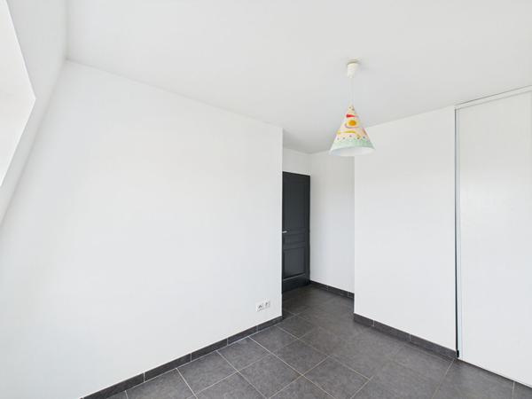 APPARTEMENT T3. GRANDE TERRASSE 33m² . GARAGE BOX. CHATEAUVERT 26000 VALENCE