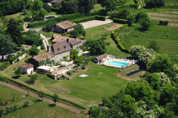 Manoir entre Bergerac et Saint Émilion avec Gîtes, Piscine Chauffée et Vues Panoramiques
