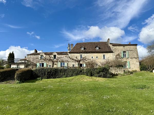 Manoir entre Bergerac et Saint Émilion avec Gîtes, Piscine Chauffée et Vues Panoramiques