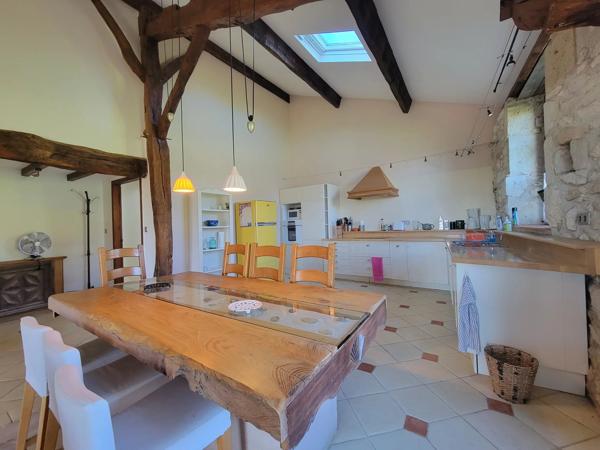 Manoir entre Bergerac et Saint Émilion avec Gîtes, Piscine Chauffée et Vues Panoramiques