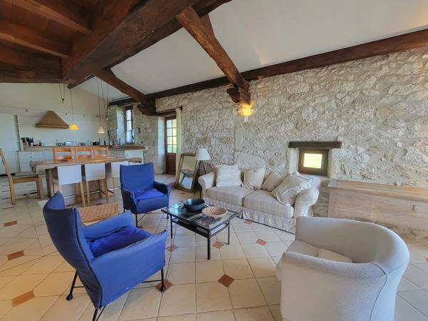Manoir entre Bergerac et Saint Émilion avec Gîtes, Piscine Chauffée et Vues Panoramiques