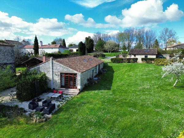 Manoir entre Bergerac et Saint Émilion avec Gîtes, Piscine Chauffée et Vues Panoramiques
