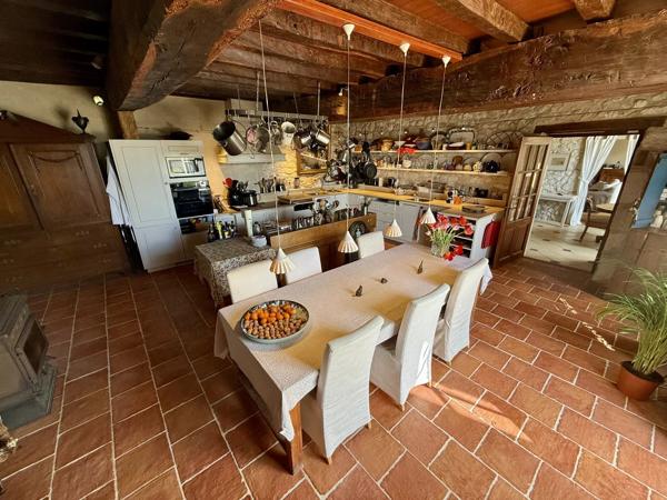 Manoir entre Bergerac et Saint Émilion avec Gîtes, Piscine Chauffée et Vues Panoramiques