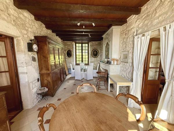 Manoir entre Bergerac et Saint Émilion avec Gîtes, Piscine Chauffée et Vues Panoramiques