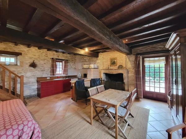 Manoir entre Bergerac et Saint Émilion avec Gîtes, Piscine Chauffée et Vues Panoramiques