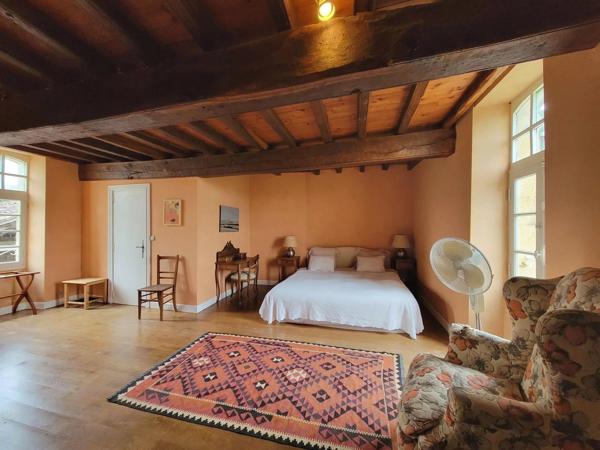 Manoir entre Bergerac et Saint Émilion avec Gîtes, Piscine Chauffée et Vues Panoramiques