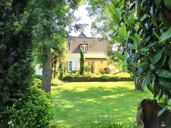 RARE SUR LE SECTEUR
Offrez-vous un cadre de vie exceptionnel avec cette magnifique maison familiale édifiée sur un superbe terrain arboré et paysagé de plus de 4 000 m².
La maison est élevée sur un sous-sol total comprenant :
• un grand garage,
• une vaste cuisine équipée et aménagée, idéale pour une activité professionnelle ou des réceptions,
• une chaufferie,
• de nombreux espaces de rangement.
Au rez-de-chaussée, vous découvrirez :
• une entrée accueillante,
• une splendide pièce de vie d’environ 60 m² avec salon-séjour lumineux et une cuisine ouverte entièrement équipée et aménagée, avec accès terrasse,
• une chambre,
• une salle d’eau,
• un WC indépendant.
À l’étage :
• trois belles chambres, dont deux suites parentales avec salle de bains privative,
• un WC indépendant.
Les atouts de cette propriété :
+++ Environnement paisible et verdoyant, sans vis-à-vis
+++ Piscine chauffée 8x4m, nage à contre courant
+++ Belle terrasse idéale pour les beaux jours
+++ Possibilité de stationner plusieurs véhicules
+++ Sous-sol total avec une belle hauteur sous plafond
+++ Maison parfaitement entretenue, aucun travaux à prévoir
+++ Secteur recherché
+++ Zone commerciale à proximité
+++ Aéroport CDG à seulement 15 minutes
Information énergétique
--- Chauffage gaz, environ 240€/mois
COUP DE CŒUR ASSURÉ !
Joignable 7j/7j
