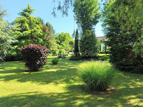 RARE SUR LE SECTEUR
Offrez-vous un cadre de vie exceptionnel avec cette magnifique maison familiale édifiée sur un superbe terrain arboré et paysagé de plus de 4 000 m².
La maison est élevée sur un sous-sol total comprenant :
• un grand garage,
• une vaste cuisine équipée et aménagée, idéale pour une activité professionnelle ou des réceptions,
• une chaufferie,
• de nombreux espaces de rangement.
Au rez-de-chaussée, vous découvrirez :
• une entrée accueillante,
• une splendide pièce de vie d’environ 60 m² avec salon-séjour lumineux et une cuisine ouverte entièrement équipée et aménagée, avec accès terrasse,
• une chambre,
• une salle d’eau,
• un WC indépendant.
À l’étage :
• trois belles chambres, dont deux suites parentales avec salle de bains privative,
• un WC indépendant.
Les atouts de cette propriété :
+++ Environnement paisible et verdoyant, sans vis-à-vis
+++ Piscine chauffée 8x4m, nage à contre courant
+++ Belle terrasse idéale pour les beaux jours
+++ Possibilité de stationner plusieurs véhicules
+++ Sous-sol total avec une belle hauteur sous plafond
+++ Maison parfaitement entretenue, aucun travaux à prévoir
+++ Secteur recherché
+++ Zone commerciale à proximité
+++ Aéroport CDG à seulement 15 minutes
Information énergétique
--- Chauffage gaz, environ 240€/mois
COUP DE CŒUR ASSURÉ !
Joignable 7j/7j