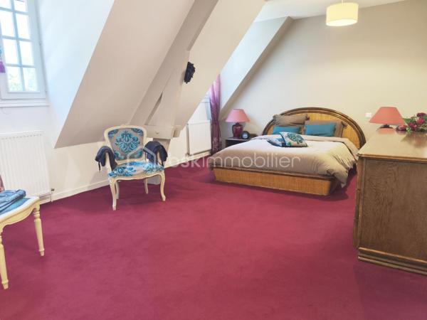 RARE SUR LE SECTEUR
Offrez-vous un cadre de vie exceptionnel avec cette magnifique maison familiale édifiée sur un superbe terrain arboré et paysagé de plus de 4 000 m².
La maison est élevée sur un sous-sol total comprenant :
• un grand garage,
• une vaste cuisine équipée et aménagée, idéale pour une activité professionnelle ou des réceptions,
• une chaufferie,
• de nombreux espaces de rangement.
Au rez-de-chaussée, vous découvrirez :
• une entrée accueillante,
• une splendide pièce de vie d’environ 60 m² avec salon-séjour lumineux et une cuisine ouverte entièrement équipée et aménagée, avec accès terrasse,
• une chambre,
• une salle d’eau,
• un WC indépendant.
À l’étage :
• trois belles chambres, dont deux suites parentales avec salle de bains privative,
• un WC indépendant.
Les atouts de cette propriété :
+++ Environnement paisible et verdoyant, sans vis-à-vis
+++ Piscine chauffée 8x4m, nage à contre courant
+++ Belle terrasse idéale pour les beaux jours
+++ Possibilité de stationner plusieurs véhicules
+++ Sous-sol total avec une belle hauteur sous plafond
+++ Maison parfaitement entretenue, aucun travaux à prévoir
+++ Secteur recherché
+++ Zone commerciale à proximité
+++ Aéroport CDG à seulement 15 minutes
Information énergétique
--- Chauffage gaz, environ 240€/mois
COUP DE CŒUR ASSURÉ !
Joignable 7j/7j