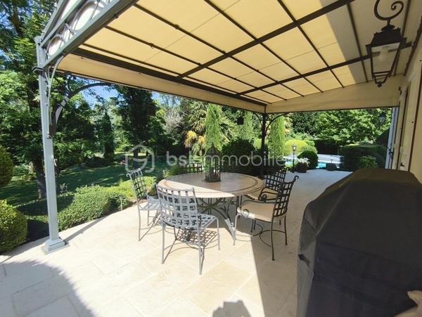 RARE SUR LE SECTEUR
Offrez-vous un cadre de vie exceptionnel avec cette magnifique maison familiale édifiée sur un superbe terrain arboré et paysagé de plus de 4 000 m².
La maison est élevée sur un sous-sol total comprenant :
• un grand garage,
• une vaste cuisine équipée et aménagée, idéale pour une activité professionnelle ou des réceptions,
• une chaufferie,
• de nombreux espaces de rangement.
Au rez-de-chaussée, vous découvrirez :
• une entrée accueillante,
• une splendide pièce de vie d’environ 60 m² avec salon-séjour lumineux et une cuisine ouverte entièrement équipée et aménagée, avec accès terrasse,
• une chambre,
• une salle d’eau,
• un WC indépendant.
À l’étage :
• trois belles chambres, dont deux suites parentales avec salle de bains privative,
• un WC indépendant.
Les atouts de cette propriété :
+++ Environnement paisible et verdoyant, sans vis-à-vis
+++ Piscine chauffée 8x4m, nage à contre courant
+++ Belle terrasse idéale pour les beaux jours
+++ Possibilité de stationner plusieurs véhicules
+++ Sous-sol total avec une belle hauteur sous plafond
+++ Maison parfaitement entretenue, aucun travaux à prévoir
+++ Secteur recherché
+++ Zone commerciale à proximité
+++ Aéroport CDG à seulement 15 minutes
Information énergétique
--- Chauffage gaz, environ 240€/mois
COUP DE CŒUR ASSURÉ !
Joignable 7j/7j