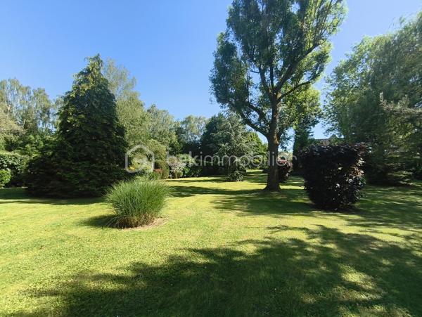 RARE SUR LE SECTEUR
Offrez-vous un cadre de vie exceptionnel avec cette magnifique maison familiale édifiée sur un superbe terrain arboré et paysagé de plus de 4 000 m².
La maison est élevée sur un sous-sol total comprenant :
• un grand garage,
• une vaste cuisine équipée et aménagée, idéale pour une activité professionnelle ou des réceptions,
• une chaufferie,
• de nombreux espaces de rangement.
Au rez-de-chaussée, vous découvrirez :
• une entrée accueillante,
• une splendide pièce de vie d’environ 60 m² avec salon-séjour lumineux et une cuisine ouverte entièrement équipée et aménagée, avec accès terrasse,
• une chambre,
• une salle d’eau,
• un WC indépendant.
À l’étage :
• trois belles chambres, dont deux suites parentales avec salle de bains privative,
• un WC indépendant.
Les atouts de cette propriété :
+++ Environnement paisible et verdoyant, sans vis-à-vis
+++ Piscine chauffée 8x4m, nage à contre courant
+++ Belle terrasse idéale pour les beaux jours
+++ Possibilité de stationner plusieurs véhicules
+++ Sous-sol total avec une belle hauteur sous plafond
+++ Maison parfaitement entretenue, aucun travaux à prévoir
+++ Secteur recherché
+++ Zone commerciale à proximité
+++ Aéroport CDG à seulement 15 minutes
Information énergétique
--- Chauffage gaz, environ 240€/mois
COUP DE CŒUR ASSURÉ !
Joignable 7j/7j