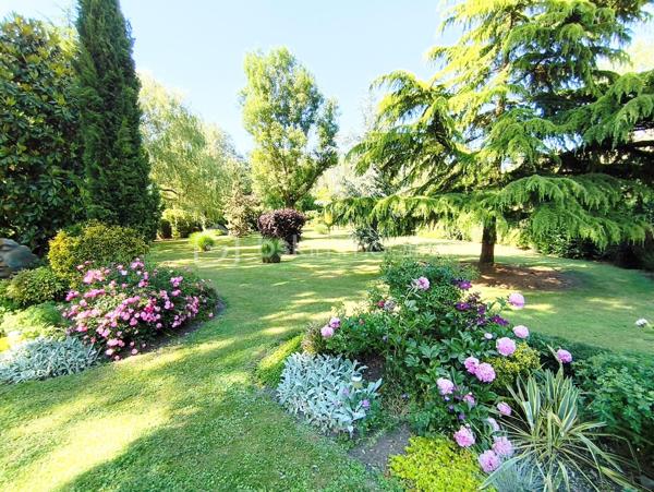 RARE SUR LE SECTEUR
Offrez-vous un cadre de vie exceptionnel avec cette magnifique maison familiale édifiée sur un superbe terrain arboré et paysagé de plus de 4 000 m².
La maison est élevée sur un sous-sol total comprenant :
• un grand garage,
• une vaste cuisine équipée et aménagée, idéale pour une activité professionnelle ou des réceptions,
• une chaufferie,
• de nombreux espaces de rangement.
Au rez-de-chaussée, vous découvrirez :
• une entrée accueillante,
• une splendide pièce de vie d’environ 60 m² avec salon-séjour lumineux et une cuisine ouverte entièrement équipée et aménagée, avec accès terrasse,
• une chambre,
• une salle d’eau,
• un WC indépendant.
À l’étage :
• trois belles chambres, dont deux suites parentales avec salle de bains privative,
• un WC indépendant.
Les atouts de cette propriété :
+++ Environnement paisible et verdoyant, sans vis-à-vis
+++ Piscine chauffée 8x4m, nage à contre courant
+++ Belle terrasse idéale pour les beaux jours
+++ Possibilité de stationner plusieurs véhicules
+++ Sous-sol total avec une belle hauteur sous plafond
+++ Maison parfaitement entretenue, aucun travaux à prévoir
+++ Secteur recherché
+++ Zone commerciale à proximité
+++ Aéroport CDG à seulement 15 minutes
Information énergétique
--- Chauffage gaz, environ 240€/mois
COUP DE CŒUR ASSURÉ !
Joignable 7j/7j
