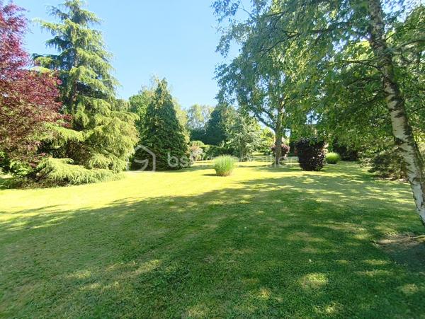 RARE SUR LE SECTEUR
Offrez-vous un cadre de vie exceptionnel avec cette magnifique maison familiale édifiée sur un superbe terrain arboré et paysagé de plus de 4 000 m².
La maison est élevée sur un sous-sol total comprenant :
• un grand garage,
• une vaste cuisine équipée et aménagée, idéale pour une activité professionnelle ou des réceptions,
• une chaufferie,
• de nombreux espaces de rangement.
Au rez-de-chaussée, vous découvrirez :
• une entrée accueillante,
• une splendide pièce de vie d’environ 60 m² avec salon-séjour lumineux et une cuisine ouverte entièrement équipée et aménagée, avec accès terrasse,
• une chambre,
• une salle d’eau,
• un WC indépendant.
À l’étage :
• trois belles chambres, dont deux suites parentales avec salle de bains privative,
• un WC indépendant.
Les atouts de cette propriété :
+++ Environnement paisible et verdoyant, sans vis-à-vis
+++ Piscine chauffée 8x4m, nage à contre courant
+++ Belle terrasse idéale pour les beaux jours
+++ Possibilité de stationner plusieurs véhicules
+++ Sous-sol total avec une belle hauteur sous plafond
+++ Maison parfaitement entretenue, aucun travaux à prévoir
+++ Secteur recherché
+++ Zone commerciale à proximité
+++ Aéroport CDG à seulement 15 minutes
Information énergétique
--- Chauffage gaz, environ 240€/mois
COUP DE CŒUR ASSURÉ !
Joignable 7j/7j