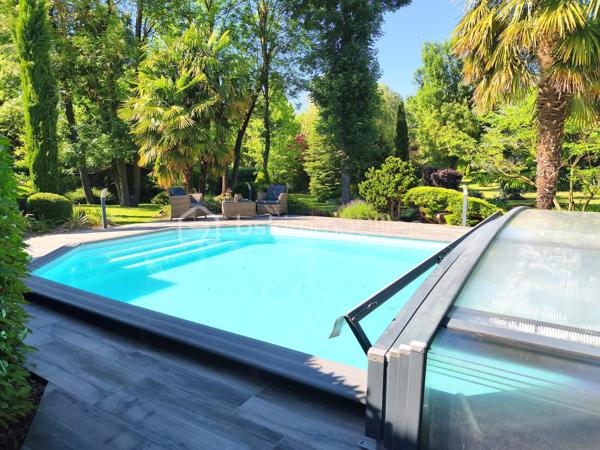 RARE SUR LE SECTEUR
Offrez-vous un cadre de vie exceptionnel avec cette magnifique maison familiale édifiée sur un superbe terrain arboré et paysagé de plus de 4 000 m².
La maison est élevée sur un sous-sol total comprenant :
• un grand garage,
• une vaste cuisine équipée et aménagée, idéale pour une activité professionnelle ou des réceptions,
• une chaufferie,
• de nombreux espaces de rangement.
Au rez-de-chaussée, vous découvrirez :
• une entrée accueillante,
• une splendide pièce de vie d’environ 60 m² avec salon-séjour lumineux et une cuisine ouverte entièrement équipée et aménagée, avec accès terrasse,
• une chambre,
• une salle d’eau,
• un WC indépendant.
À l’étage :
• trois belles chambres, dont deux suites parentales avec salle de bains privative,
• un WC indépendant.
Les atouts de cette propriété :
+++ Environnement paisible et verdoyant, sans vis-à-vis
+++ Piscine chauffée 8x4m, nage à contre courant
+++ Belle terrasse idéale pour les beaux jours
+++ Possibilité de stationner plusieurs véhicules
+++ Sous-sol total avec une belle hauteur sous plafond
+++ Maison parfaitement entretenue, aucun travaux à prévoir
+++ Secteur recherché
+++ Zone commerciale à proximité
+++ Aéroport CDG à seulement 15 minutes
Information énergétique
--- Chauffage gaz, environ 240€/mois
COUP DE CŒUR ASSURÉ !
Joignable 7j/7j