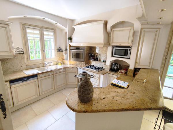 RARE SUR LE SECTEUR
Offrez-vous un cadre de vie exceptionnel avec cette magnifique maison familiale édifiée sur un superbe terrain arboré et paysagé de plus de 4 000 m².
La maison est élevée sur un sous-sol total comprenant :
• un grand garage,
• une vaste cuisine équipée et aménagée, idéale pour une activité professionnelle ou des réceptions,
• une chaufferie,
• de nombreux espaces de rangement.
Au rez-de-chaussée, vous découvrirez :
• une entrée accueillante,
• une splendide pièce de vie d’environ 60 m² avec salon-séjour lumineux et une cuisine ouverte entièrement équipée et aménagée, avec accès terrasse,
• une chambre,
• une salle d’eau,
• un WC indépendant.
À l’étage :
• trois belles chambres, dont deux suites parentales avec salle de bains privative,
• un WC indépendant.
Les atouts de cette propriété :
+++ Environnement paisible et verdoyant, sans vis-à-vis
+++ Piscine chauffée 8x4m, nage à contre courant
+++ Belle terrasse idéale pour les beaux jours
+++ Possibilité de stationner plusieurs véhicules
+++ Sous-sol total avec une belle hauteur sous plafond
+++ Maison parfaitement entretenue, aucun travaux à prévoir
+++ Secteur recherché
+++ Zone commerciale à proximité
+++ Aéroport CDG à seulement 15 minutes
Information énergétique
--- Chauffage gaz, environ 240€/mois
COUP DE CŒUR ASSURÉ !
Joignable 7j/7j