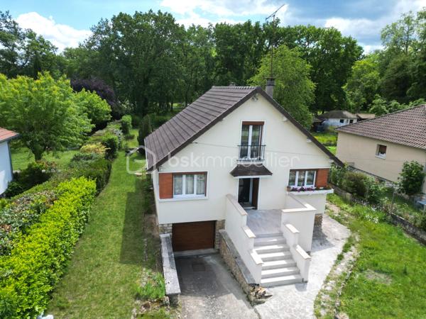 Envie d’espace, de calme et de verdure sans renoncer à la vie parisienne ? 
Découvrez cette maison idéalement située à Dammarie-lès-Lys, dans un environnement paisible offrant un véritable esprit campagne à seulement une trentaine de minutes de Paris.
Profitez d’un cadre de vie privilégié où nature et sérénité se mêlent au quotidien, tout en restant parfaitement connecté grâce à la proximité de la gare RER de Melun permettant de rejoindre rapidement Paris.
Ici, les journées commencent au calme, entre jardins et espaces verts, et se poursuivent avec la facilité d’accès aux commerces, écoles et transports. 
Un équilibre rare entre douceur de vivre et praticité.

Au rdv: une entrée, un séjour / salle à manger, une véranda servant comme deuxième séjour, une cuisine aménagée et équipée, une chambre, une salle de douche, un wc séparé.

A l'étage: 2 chambres, un espace pour une salle espace salle d'eau.

Proche des écoles, des transports, commerces... What else ??
