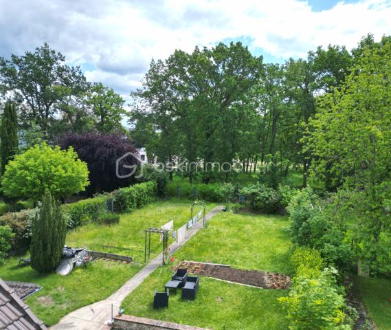 Envie d’espace, de calme et de verdure sans renoncer à la vie parisienne ? 
Découvrez cette maison idéalement située à Dammarie-lès-Lys, dans un environnement paisible offrant un véritable esprit campagne à seulement une trentaine de minutes de Paris.
Profitez d’un cadre de vie privilégié où nature et sérénité se mêlent au quotidien, tout en restant parfaitement connecté grâce à la proximité de la gare RER de Melun permettant de rejoindre rapidement Paris.
Ici, les journées commencent au calme, entre jardins et espaces verts, et se poursuivent avec la facilité d’accès aux commerces, écoles et transports. 
Un équilibre rare entre douceur de vivre et praticité.

Au rdv: une entrée, un séjour / salle à manger, une véranda servant comme deuxième séjour, une cuisine aménagée et équipée, une chambre, une salle de douche, un wc séparé.

A l'étage: 2 chambres, un espace pour une salle espace salle d'eau.

Proche des écoles, des transports, commerces... What else ??