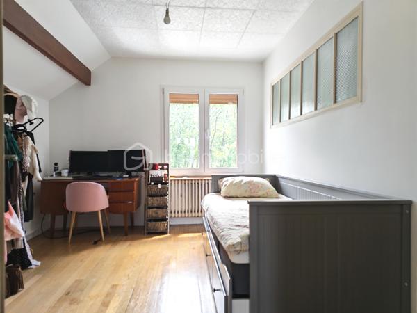 Envie d’espace, de calme et de verdure sans renoncer à la vie parisienne ? 
Découvrez cette maison idéalement située à Dammarie-lès-Lys, dans un environnement paisible offrant un véritable esprit campagne à seulement une trentaine de minutes de Paris.
Profitez d’un cadre de vie privilégié où nature et sérénité se mêlent au quotidien, tout en restant parfaitement connecté grâce à la proximité de la gare RER de Melun permettant de rejoindre rapidement Paris.
Ici, les journées commencent au calme, entre jardins et espaces verts, et se poursuivent avec la facilité d’accès aux commerces, écoles et transports. 
Un équilibre rare entre douceur de vivre et praticité.

Au rdv: une entrée, un séjour / salle à manger, une véranda servant comme deuxième séjour, une cuisine aménagée et équipée, une chambre, une salle de douche, un wc séparé.

A l'étage: 2 chambres, un espace pour une salle espace salle d'eau.

Proche des écoles, des transports, commerces... What else ??