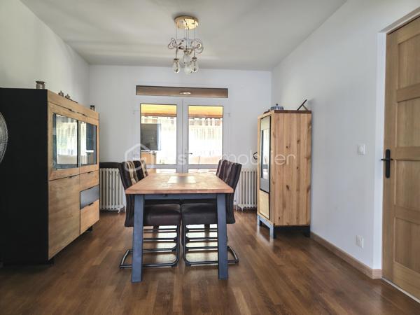 Envie d’espace, de calme et de verdure sans renoncer à la vie parisienne ? 
Découvrez cette maison idéalement située à Dammarie-lès-Lys, dans un environnement paisible offrant un véritable esprit campagne à seulement une trentaine de minutes de Paris.
Profitez d’un cadre de vie privilégié où nature et sérénité se mêlent au quotidien, tout en restant parfaitement connecté grâce à la proximité de la gare RER de Melun permettant de rejoindre rapidement Paris.
Ici, les journées commencent au calme, entre jardins et espaces verts, et se poursuivent avec la facilité d’accès aux commerces, écoles et transports. 
Un équilibre rare entre douceur de vivre et praticité.

Au rdv: une entrée, un séjour / salle à manger, une véranda servant comme deuxième séjour, une cuisine aménagée et équipée, une chambre, une salle de douche, un wc séparé.

A l'étage: 2 chambres, un espace pour une salle espace salle d'eau.

Proche des écoles, des transports, commerces... What else ??