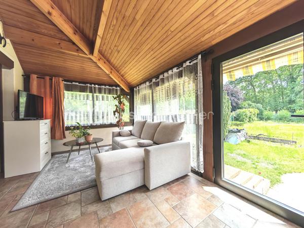 Envie d’espace, de calme et de verdure sans renoncer à la vie parisienne ? 
Découvrez cette maison idéalement située à Dammarie-lès-Lys, dans un environnement paisible offrant un véritable esprit campagne à seulement une trentaine de minutes de Paris.
Profitez d’un cadre de vie privilégié où nature et sérénité se mêlent au quotidien, tout en restant parfaitement connecté grâce à la proximité de la gare RER de Melun permettant de rejoindre rapidement Paris.
Ici, les journées commencent au calme, entre jardins et espaces verts, et se poursuivent avec la facilité d’accès aux commerces, écoles et transports. 
Un équilibre rare entre douceur de vivre et praticité.

Au rdv: une entrée, un séjour / salle à manger, une véranda servant comme deuxième séjour, une cuisine aménagée et équipée, une chambre, une salle de douche, un wc séparé.

A l'étage: 2 chambres, un espace pour une salle espace salle d'eau.

Proche des écoles, des transports, commerces... What else ??