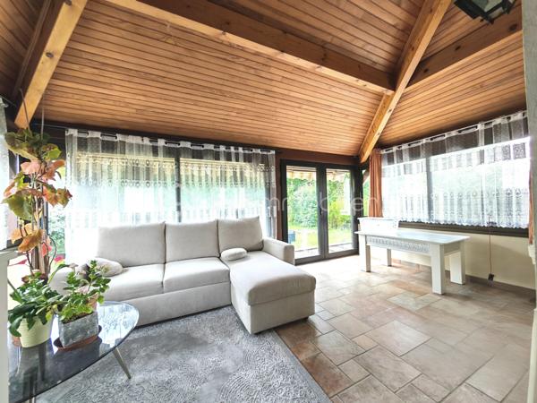 Envie d’espace, de calme et de verdure sans renoncer à la vie parisienne ? 
Découvrez cette maison idéalement située à Dammarie-lès-Lys, dans un environnement paisible offrant un véritable esprit campagne à seulement une trentaine de minutes de Paris.
Profitez d’un cadre de vie privilégié où nature et sérénité se mêlent au quotidien, tout en restant parfaitement connecté grâce à la proximité de la gare RER de Melun permettant de rejoindre rapidement Paris.
Ici, les journées commencent au calme, entre jardins et espaces verts, et se poursuivent avec la facilité d’accès aux commerces, écoles et transports. 
Un équilibre rare entre douceur de vivre et praticité.

Au rdv: une entrée, un séjour / salle à manger, une véranda servant comme deuxième séjour, une cuisine aménagée et équipée, une chambre, une salle de douche, un wc séparé.

A l'étage: 2 chambres, un espace pour une salle espace salle d'eau.

Proche des écoles, des transports, commerces... What else ??