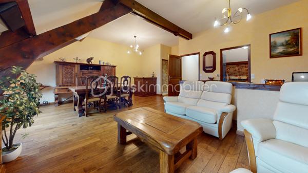 Située en centre-ville de Lardy, Alain ROUSSEAU BSK Immobilier vous propose cette maison de ville idéale pour une famille avec activité libérale.
D'un spacieux patio, on accède à une entrée avec placards et wc indépendant, une salle d'environ 30 m² (actuellement salle de jeux) ainsi qu'une buanderie.
A l'étage : une grande pièce de vie d'environ 40 m² donne accès à une cuisine équipée, une salle d'eau, un wc ainsi que deux chambres.
Le rez-de-chaussée est complété par un garage ainsi qu'un grand atelier (environ 27 m²).
Plusieurs places de parking sur le terrain.
Copropriété sans charges avec seulement 2 lots (un commerce sans aucune nuisance).
A pieds de tous les commerces, des écoles et de la gare RER C de Lardy.

// VISITE VIRTUELLE DISPONIBLE \\