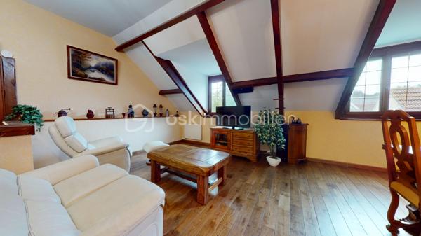 Située en centre-ville de Lardy, Alain ROUSSEAU BSK Immobilier vous propose cette maison de ville idéale pour une famille avec activité libérale.
D'un spacieux patio, on accède à une entrée avec placards et wc indépendant, une salle d'environ 30 m² (actuellement salle de jeux) ainsi qu'une buanderie.
A l'étage : une grande pièce de vie d'environ 40 m² donne accès à une cuisine équipée, une salle d'eau, un wc ainsi que deux chambres.
Le rez-de-chaussée est complété par un garage ainsi qu'un grand atelier (environ 27 m²).
Plusieurs places de parking sur le terrain.
Copropriété sans charges avec seulement 2 lots (un commerce sans aucune nuisance).
A pieds de tous les commerces, des écoles et de la gare RER C de Lardy.

// VISITE VIRTUELLE DISPONIBLE \\