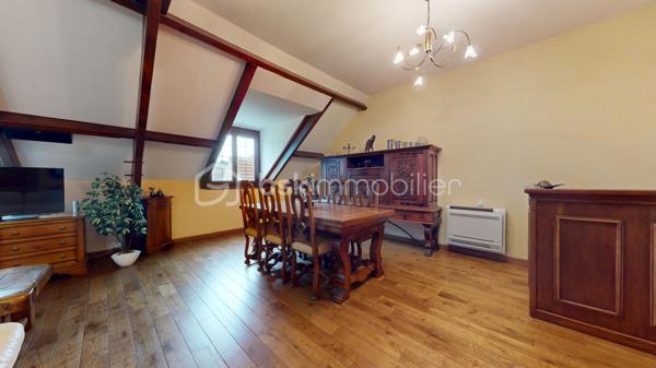 Située en centre-ville de Lardy, Alain ROUSSEAU BSK Immobilier vous propose cette maison de ville idéale pour une famille avec activité libérale.
D'un spacieux patio, on accède à une entrée avec placards et wc indépendant, une salle d'environ 30 m² (actuellement salle de jeux) ainsi qu'une buanderie.
A l'étage : une grande pièce de vie d'environ 40 m² donne accès à une cuisine équipée, une salle d'eau, un wc ainsi que deux chambres.
Le rez-de-chaussée est complété par un garage ainsi qu'un grand atelier (environ 27 m²).
Plusieurs places de parking sur le terrain.
Copropriété sans charges avec seulement 2 lots (un commerce sans aucune nuisance).
A pieds de tous les commerces, des écoles et de la gare RER C de Lardy.

// VISITE VIRTUELLE DISPONIBLE \\