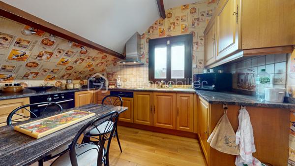 Située en centre-ville de Lardy, Alain ROUSSEAU BSK Immobilier vous propose cette maison de ville idéale pour une famille avec activité libérale.
D'un spacieux patio, on accède à une entrée avec placards et wc indépendant, une salle d'environ 30 m² (actuellement salle de jeux) ainsi qu'une buanderie.
A l'étage : une grande pièce de vie d'environ 40 m² donne accès à une cuisine équipée, une salle d'eau, un wc ainsi que deux chambres.
Le rez-de-chaussée est complété par un garage ainsi qu'un grand atelier (environ 27 m²).
Plusieurs places de parking sur le terrain.
Copropriété sans charges avec seulement 2 lots (un commerce sans aucune nuisance).
A pieds de tous les commerces, des écoles et de la gare RER C de Lardy.

// VISITE VIRTUELLE DISPONIBLE \\
