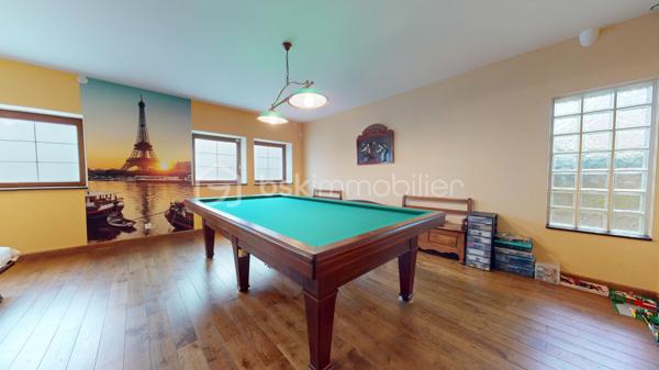 Située en centre-ville de Lardy, Alain ROUSSEAU BSK Immobilier vous propose cette maison de ville idéale pour une famille avec activité libérale.
D'un spacieux patio, on accède à une entrée avec placards et wc indépendant, une salle d'environ 30 m² (actuellement salle de jeux) ainsi qu'une buanderie.
A l'étage : une grande pièce de vie d'environ 40 m² donne accès à une cuisine équipée, une salle d'eau, un wc ainsi que deux chambres.
Le rez-de-chaussée est complété par un garage ainsi qu'un grand atelier (environ 27 m²).
Plusieurs places de parking sur le terrain.
Copropriété sans charges avec seulement 2 lots (un commerce sans aucune nuisance).
A pieds de tous les commerces, des écoles et de la gare RER C de Lardy.

// VISITE VIRTUELLE DISPONIBLE \\