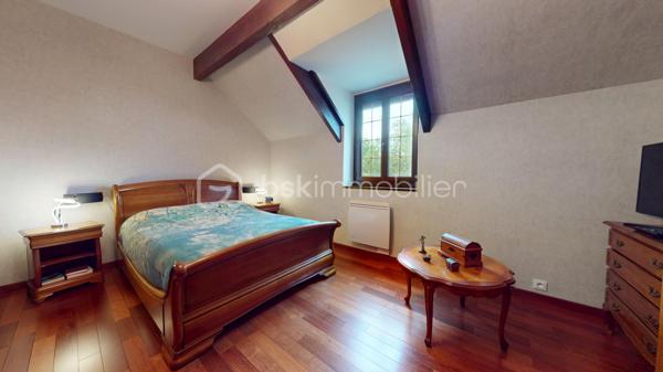 Située en centre-ville de Lardy, Alain ROUSSEAU BSK Immobilier vous propose cette maison de ville idéale pour une famille avec activité libérale.
D'un spacieux patio, on accède à une entrée avec placards et wc indépendant, une salle d'environ 30 m² (actuellement salle de jeux) ainsi qu'une buanderie.
A l'étage : une grande pièce de vie d'environ 40 m² donne accès à une cuisine équipée, une salle d'eau, un wc ainsi que deux chambres.
Le rez-de-chaussée est complété par un garage ainsi qu'un grand atelier (environ 27 m²).
Plusieurs places de parking sur le terrain.
Copropriété sans charges avec seulement 2 lots (un commerce sans aucune nuisance).
A pieds de tous les commerces, des écoles et de la gare RER C de Lardy.

// VISITE VIRTUELLE DISPONIBLE \\