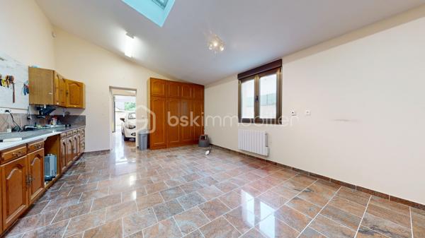 Située en centre-ville de Lardy, Alain ROUSSEAU BSK Immobilier vous propose cette maison de ville idéale pour une famille avec activité libérale.
D'un spacieux patio, on accède à une entrée avec placards et wc indépendant, une salle d'environ 30 m² (actuellement salle de jeux) ainsi qu'une buanderie.
A l'étage : une grande pièce de vie d'environ 40 m² donne accès à une cuisine équipée, une salle d'eau, un wc ainsi que deux chambres.
Le rez-de-chaussée est complété par un garage ainsi qu'un grand atelier (environ 27 m²).
Plusieurs places de parking sur le terrain.
Copropriété sans charges avec seulement 2 lots (un commerce sans aucune nuisance).
A pieds de tous les commerces, des écoles et de la gare RER C de Lardy.

// VISITE VIRTUELLE DISPONIBLE \\