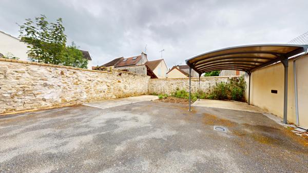 Située en centre-ville de Lardy, Alain ROUSSEAU BSK Immobilier vous propose cette maison de ville idéale pour une famille avec activité libérale.
D'un spacieux patio, on accède à une entrée avec placards et wc indépendant, une salle d'environ 30 m² (actuellement salle de jeux) ainsi qu'une buanderie.
A l'étage : une grande pièce de vie d'environ 40 m² donne accès à une cuisine équipée, une salle d'eau, un wc ainsi que deux chambres.
Le rez-de-chaussée est complété par un garage ainsi qu'un grand atelier (environ 27 m²).
Plusieurs places de parking sur le terrain.
Copropriété sans charges avec seulement 2 lots (un commerce sans aucune nuisance).
A pieds de tous les commerces, des écoles et de la gare RER C de Lardy.

// VISITE VIRTUELLE DISPONIBLE \\