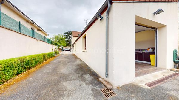 Située en centre-ville de Lardy, Alain ROUSSEAU BSK Immobilier vous propose cette maison de ville idéale pour une famille avec activité libérale.
D'un spacieux patio, on accède à une entrée avec placards et wc indépendant, une salle d'environ 30 m² (actuellement salle de jeux) ainsi qu'une buanderie.
A l'étage : une grande pièce de vie d'environ 40 m² donne accès à une cuisine équipée, une salle d'eau, un wc ainsi que deux chambres.
Le rez-de-chaussée est complété par un garage ainsi qu'un grand atelier (environ 27 m²).
Plusieurs places de parking sur le terrain.
Copropriété sans charges avec seulement 2 lots (un commerce sans aucune nuisance).
A pieds de tous les commerces, des écoles et de la gare RER C de Lardy.

// VISITE VIRTUELLE DISPONIBLE \\