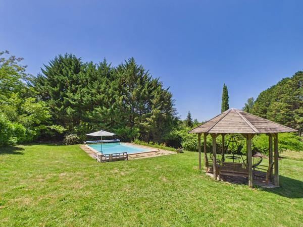 Propriété de charme avec maison d'amis, piscine et dépendances en Dordogne