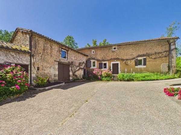Propriété de charme avec maison d'amis, piscine et dépendances en Dordogne