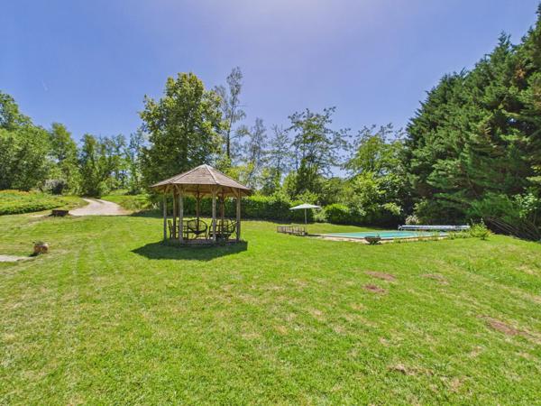 Propriété de charme avec maison d'amis, piscine et dépendances en Dordogne