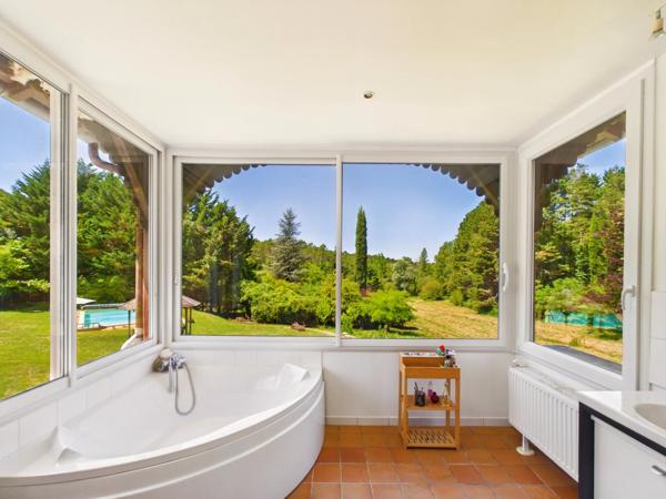 Propriété de charme avec maison d'amis, piscine et dépendances en Dordogne