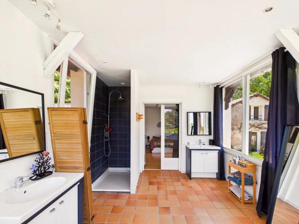 Propriété de charme avec maison d'amis, piscine et dépendances en Dordogne