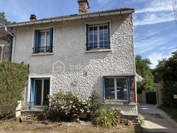Dans un quartier calme, venez découvrir cette maison ancienne du 17ème siècle composée au rdc d'une entrée, d'une cuisine aménagée et équipée, d'un salon-séjour, d'une salle d'eau avec wc. A l'étage palier desservant une suite parentale avec salle d'eau, wc séparé, une chambre avec placard, d'un bureau pouvant faire office d'une petite chambre et sous les combles une pièce de 11 m² au sol. A l'extérieur 80 m² de parcelle comprenant un double garage, un abri bois et une grande terrasse + une place parking. Proche de toutes commodités à 5 minutes en voiture.