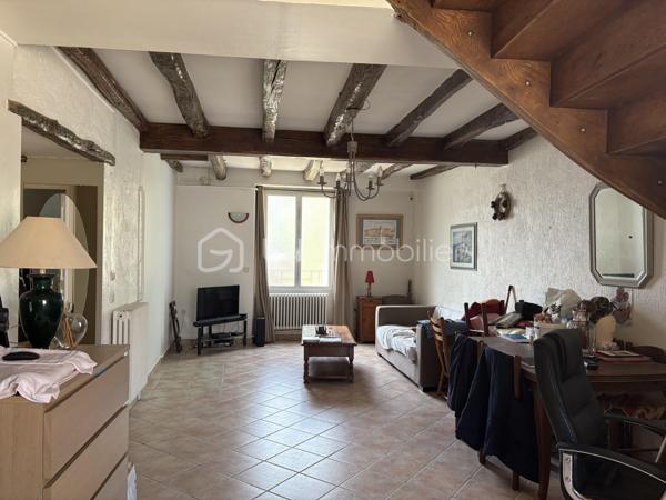 Dans un quartier calme, venez découvrir cette maison ancienne du 17ème siècle composée au rdc d'une entrée, d'une cuisine aménagée et équipée, d'un salon-séjour, d'une salle d'eau avec wc. A l'étage palier desservant une suite parentale avec salle d'eau, wc séparé, une chambre avec placard, d'un bureau pouvant faire office d'une petite chambre et sous les combles une pièce de 11 m² au sol. A l'extérieur 80 m² de parcelle comprenant un double garage, un abri bois et une grande terrasse + une place parking. Proche de toutes commodités à 5 minutes en voiture.