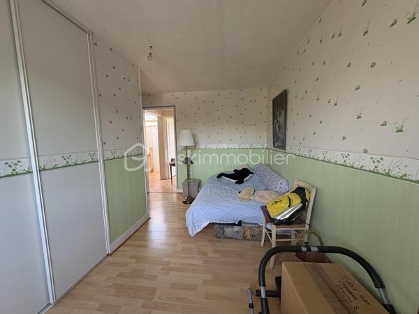 Dans un quartier calme, venez découvrir cette maison ancienne du 17ème siècle composée au rdc d'une entrée, d'une cuisine aménagée et équipée, d'un salon-séjour, d'une salle d'eau avec wc. A l'étage palier desservant une suite parentale avec salle d'eau, wc séparé, une chambre avec placard, d'un bureau pouvant faire office d'une petite chambre et sous les combles une pièce de 11 m² au sol. A l'extérieur 80 m² de parcelle comprenant un double garage, un abri bois et une grande terrasse + une place parking. Proche de toutes commodités à 5 minutes en voiture.