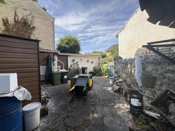 Dans un quartier calme, venez découvrir cette maison ancienne du 17ème siècle composée au rdc d'une entrée, d'une cuisine aménagée et équipée, d'un salon-séjour, d'une salle d'eau avec wc. A l'étage palier desservant une suite parentale avec salle d'eau, wc séparé, une chambre avec placard, d'un bureau pouvant faire office d'une petite chambre et sous les combles une pièce de 11 m² au sol. A l'extérieur 80 m² de parcelle comprenant un double garage, un abri bois et une grande terrasse + une place parking. Proche de toutes commodités à 5 minutes en voiture.