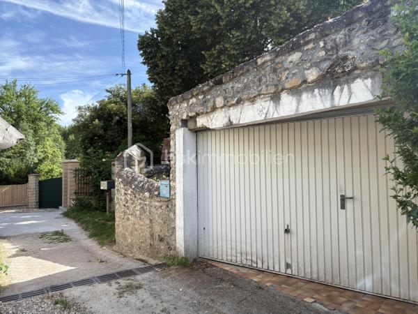 Dans un quartier calme, venez découvrir cette maison ancienne du 17ème siècle composée au rdc d'une entrée, d'une cuisine aménagée et équipée, d'un salon-séjour, d'une salle d'eau avec wc. A l'étage palier desservant une suite parentale avec salle d'eau, wc séparé, une chambre avec placard, d'un bureau pouvant faire office d'une petite chambre et sous les combles une pièce de 11 m² au sol. A l'extérieur 80 m² de parcelle comprenant un double garage, un abri bois et une grande terrasse + une place parking. Proche de toutes commodités à 5 minutes en voiture.