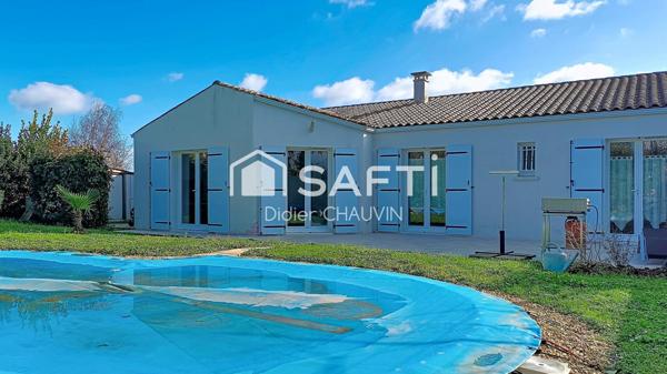 Maison plain pied avec de beaux volumes.