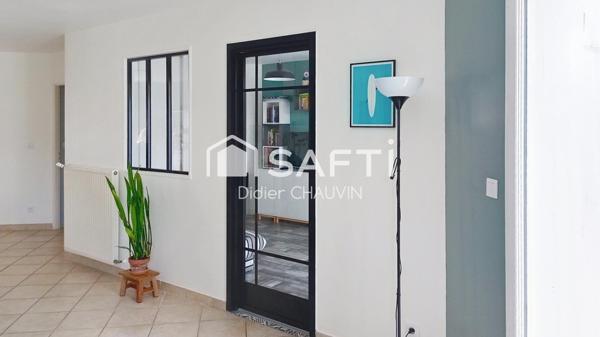 Maison plain pied avec de beaux volumes.